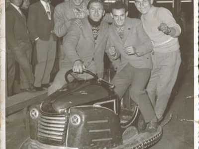 Mauro esibisce una preziosa foto del 1956 che mostra il padre e i suoi zii a cavallo di una macchina da scontro. Fu scattata quando il luna park si trovava in via Giulio Petroni